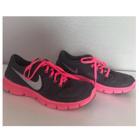 hot pink tennis shoes nike